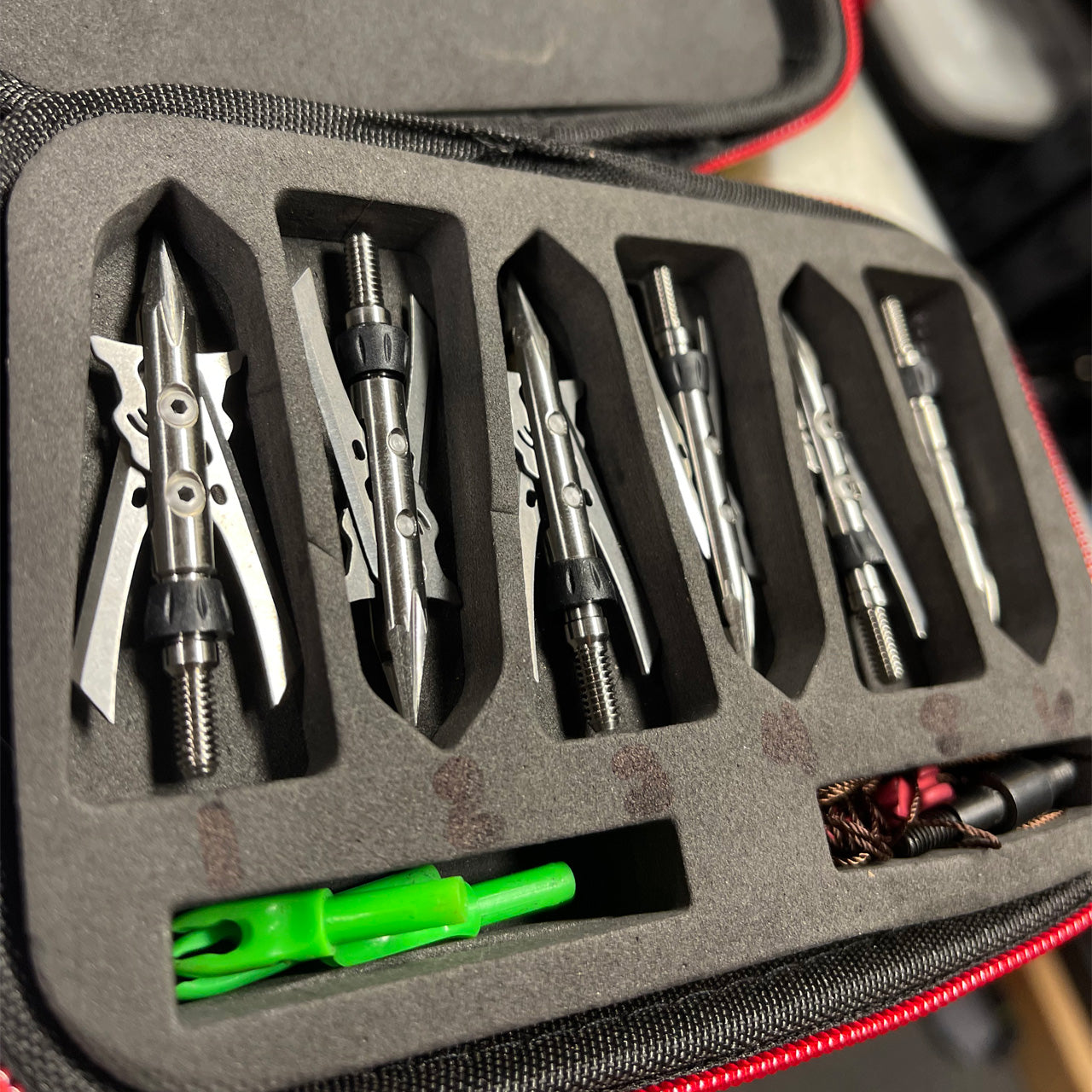 Precision archery arrow tips with adjustable screw-in points for bowhunting and target shooting.