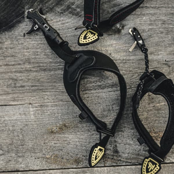 Adjustable archery harness for bowhunting, lightweight and comfortable for outdoor use.
